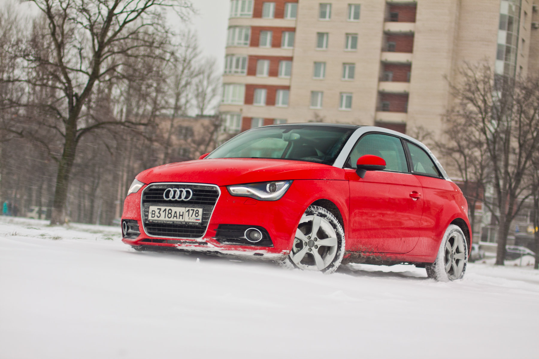 А1 беларусь. Ауди а1 красная. Ауди а1 красная с черной крышей. Audi a1 тест драйв. Тонировка Ауди а1.