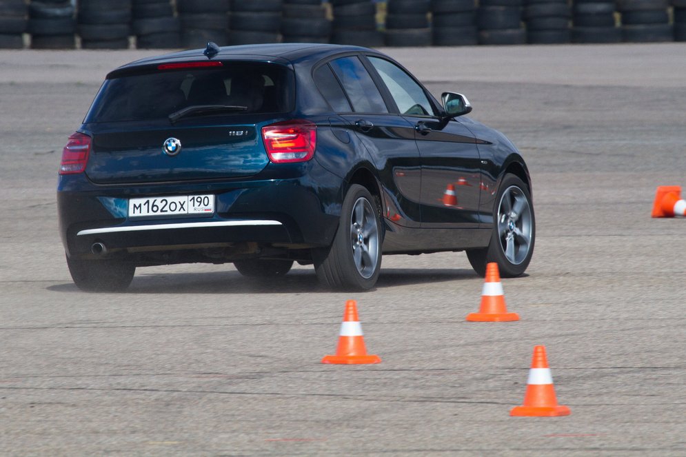 Положен автомобиль. БМВ 1 серии тест драйв. Проходимая BMW. BMW Лосиный тест. S575 БМВ.